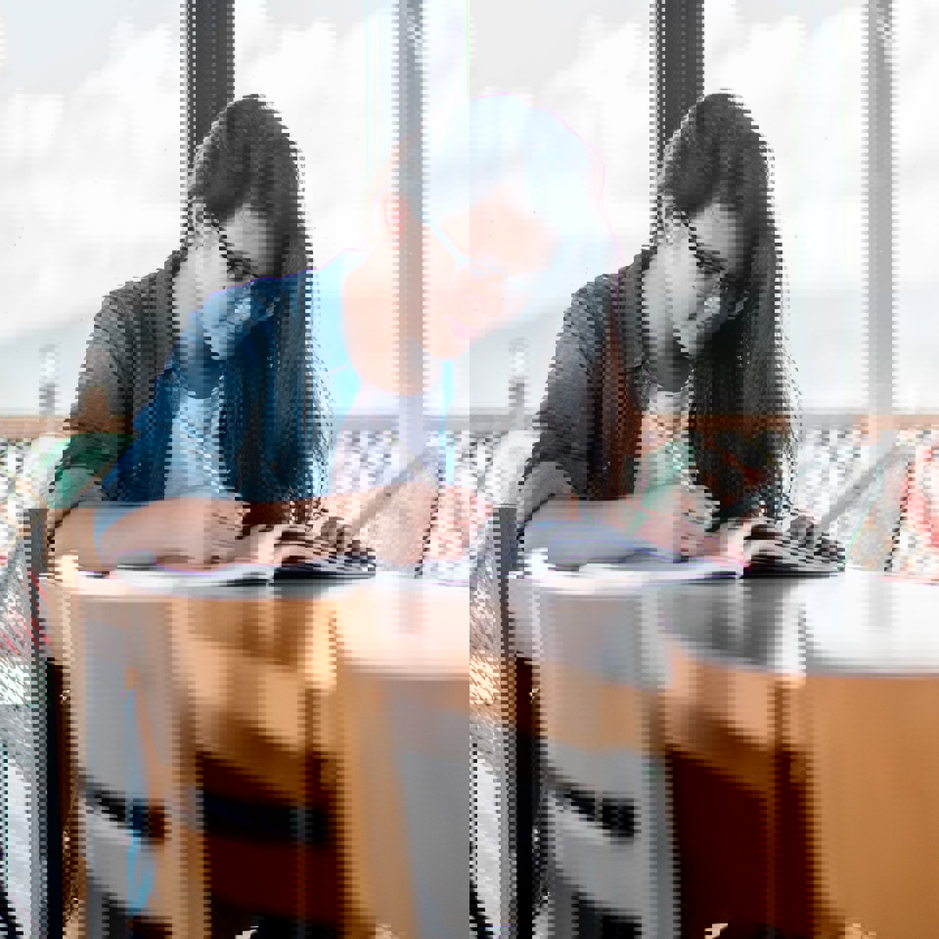 Flicka sitter vid ett skrivbord och studerar.