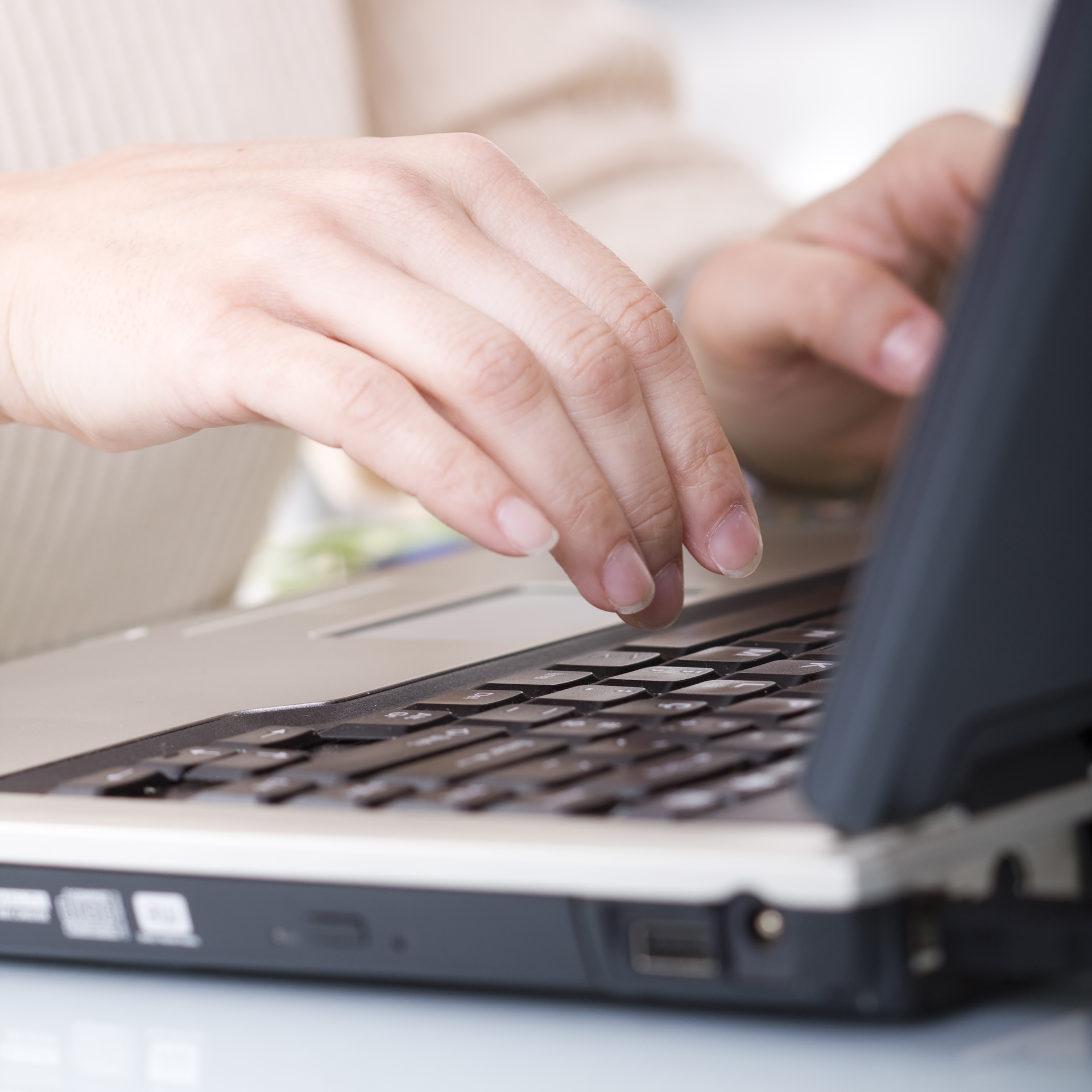 händer på tangentbord