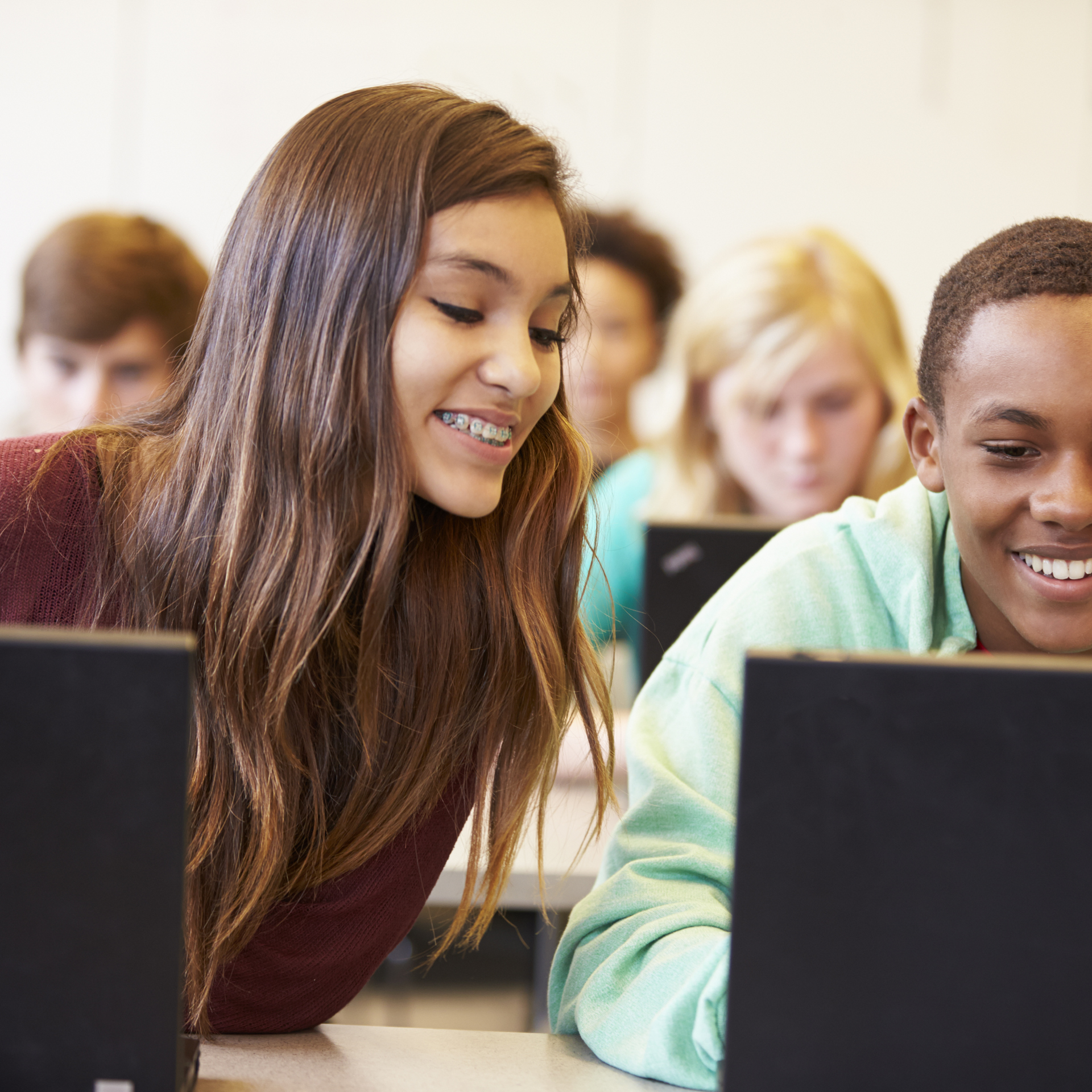 11829073 Group Of High School Students In Class Using Laptops