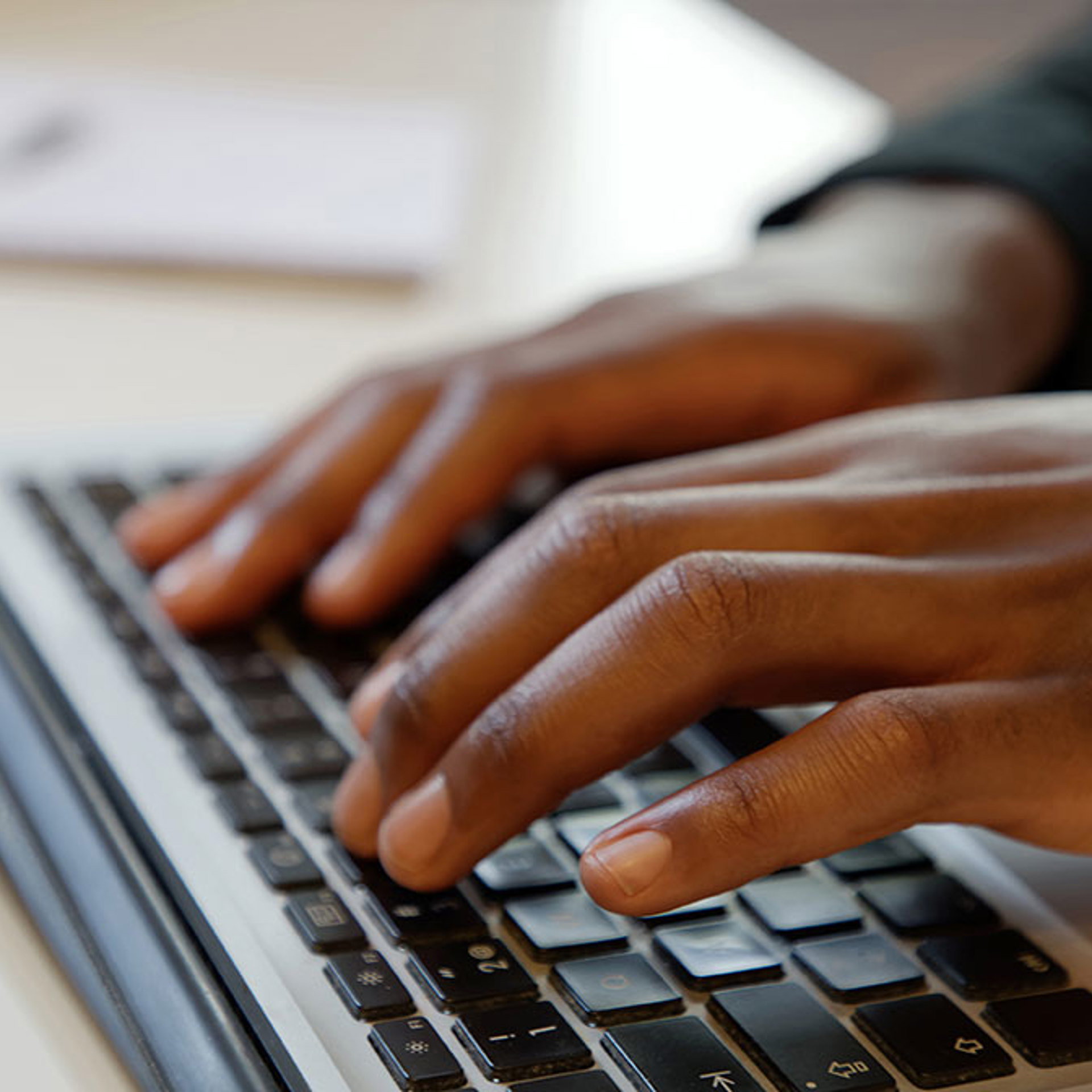 31950190 Narbild Hander Som Skriver Pa Laptop