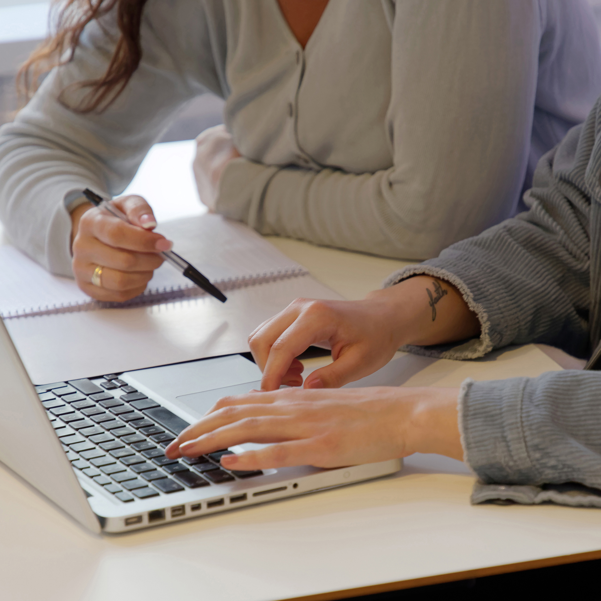 Mp31950023 Elev Far Hjalp Av Larare Sittande I Skolbank Under (2)