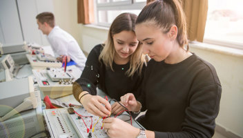 29481283 Students Doing Practice In The Electronic Classroom