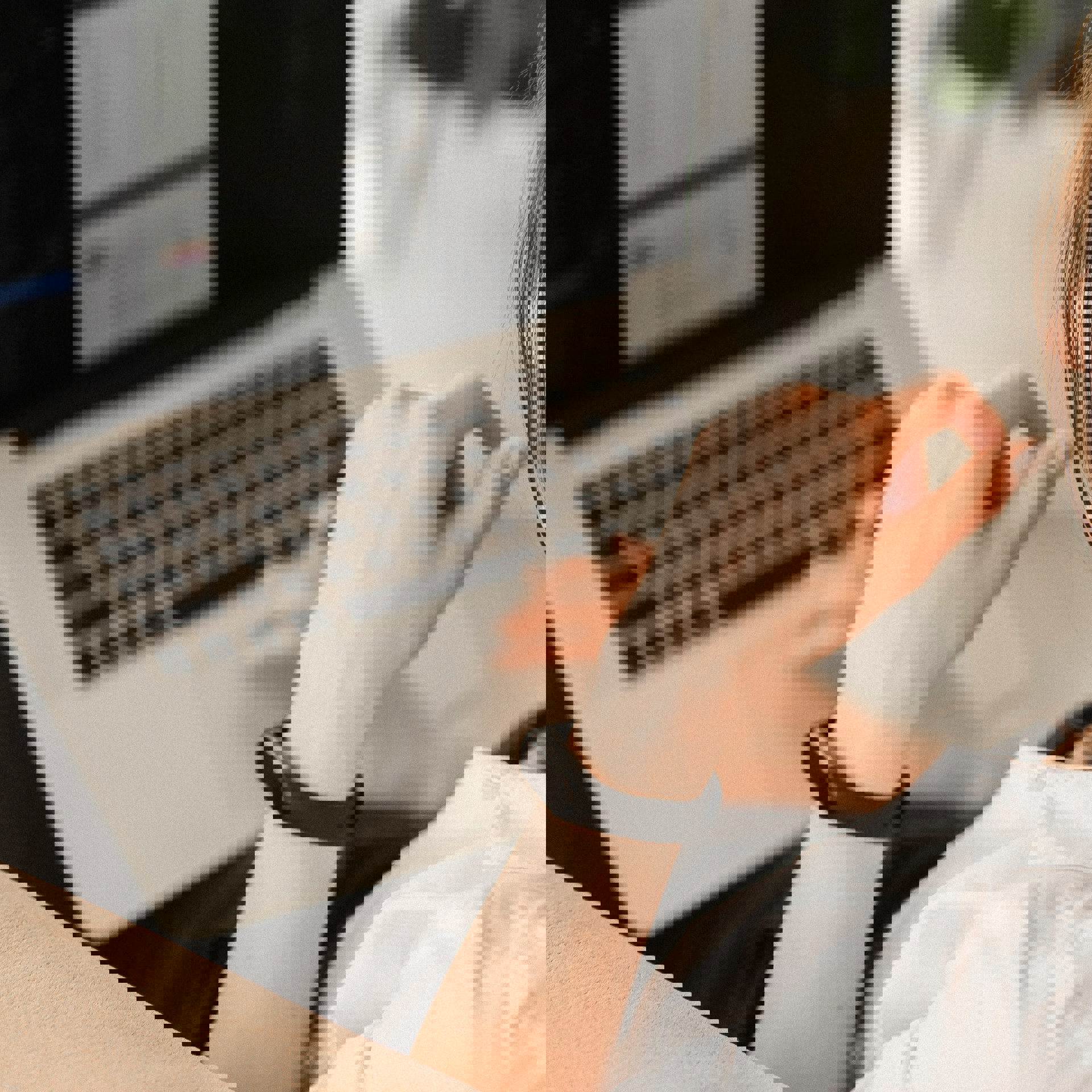 Kvinna sitter vid en laptop